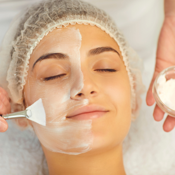 Hidratación Facial: Un tratamiento intensivo para reponer la humedad perdida y dejar tu piel suave y nutrida.