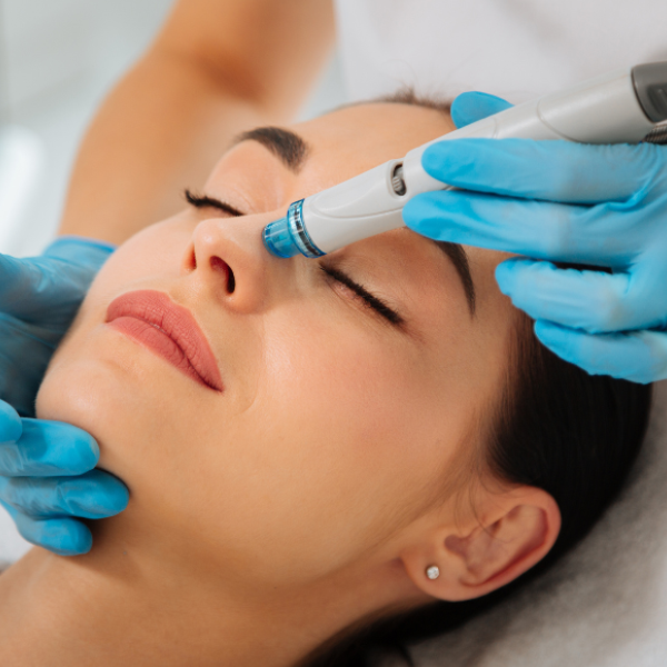 Hydrafacial: La combinación perfecta de limpieza, exfoliación, extracción e hidratación para una piel radiante y luminosa.