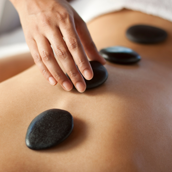 Masaje con Piedras Calientes: Disfruta del poder relajante de las piedras calientes para mejorar la circulación y la relajación.