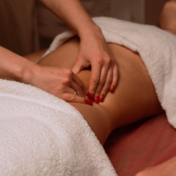 Masaje Reductor: Una terapia focalizada en zonas específicas para ayudar a reducir la celulitis y mejorar la circulación.