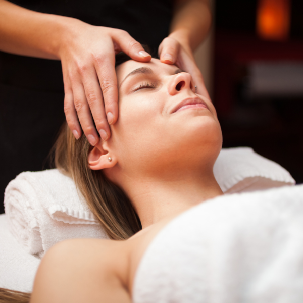 Masaje Shiatsu Corporal y Facial: Inspirado en la medicina japonesa, este masaje busca equilibrar la energía y aliviar la tensión en todo el cuerpo y el rostro.