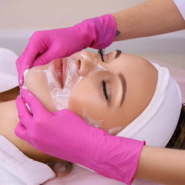 Limpieza Facial Profunda en Cota: Renueva tu piel, revela tu luminosidad. Nuestro ritual de limpieza profunda elimina impurezas y células muertas, dejando tu piel suave, radiante y rejuvenecida. Disfruta de una experiencia relajante con productos de alta calidad, especialmente seleccionados para cuidar y nutrir tu piel. ¡Sal de nuestro spa con un rostro fresco y revitalizado!